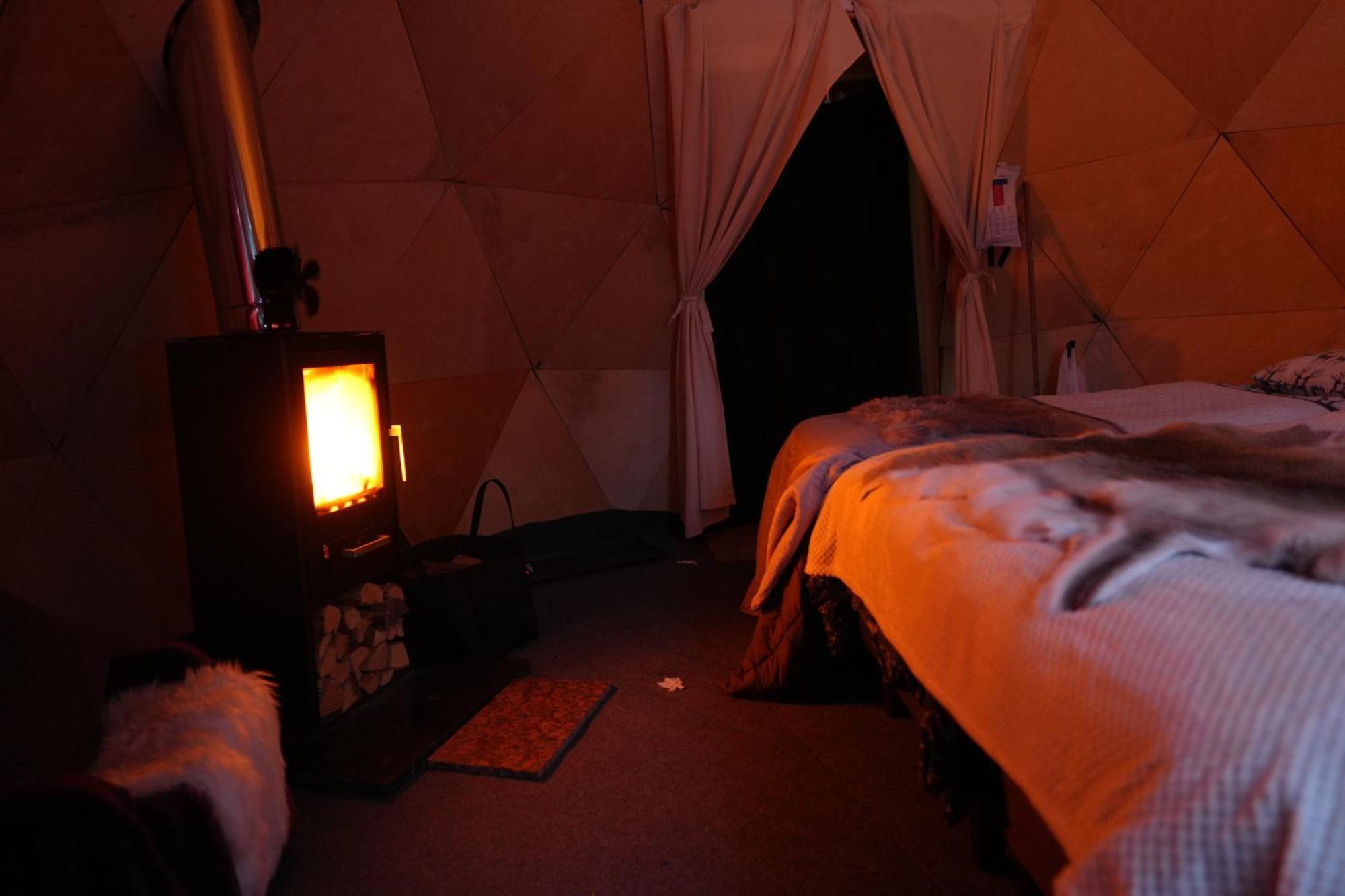 Aurora Igloo Fireplace-Heated Tents In A Secret Forest With Private Jacuzzi And Shared Sauna Bathroom And Dog Friendly Rovaniemi Eksteriør bilde